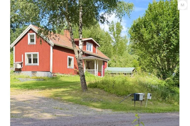 Charmigt torp med stor tomt och naturskönt läge – mellan Vimmerby, Oskarshamn och Västervik